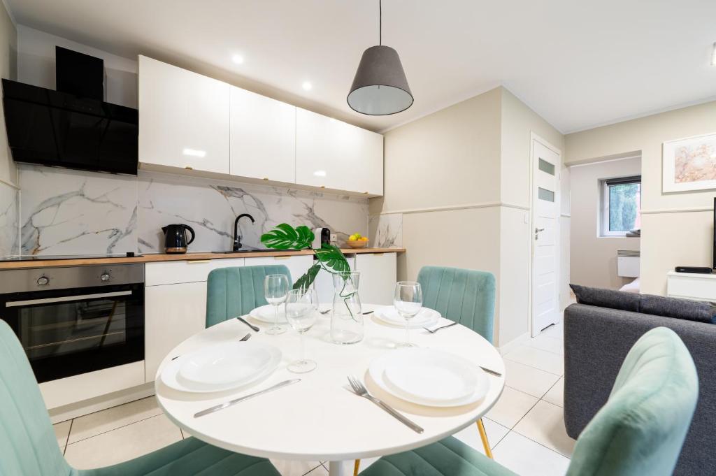 Kuchnia lub aneks kuchenny w obiekcie 7apartments przy Termach Cieplickich