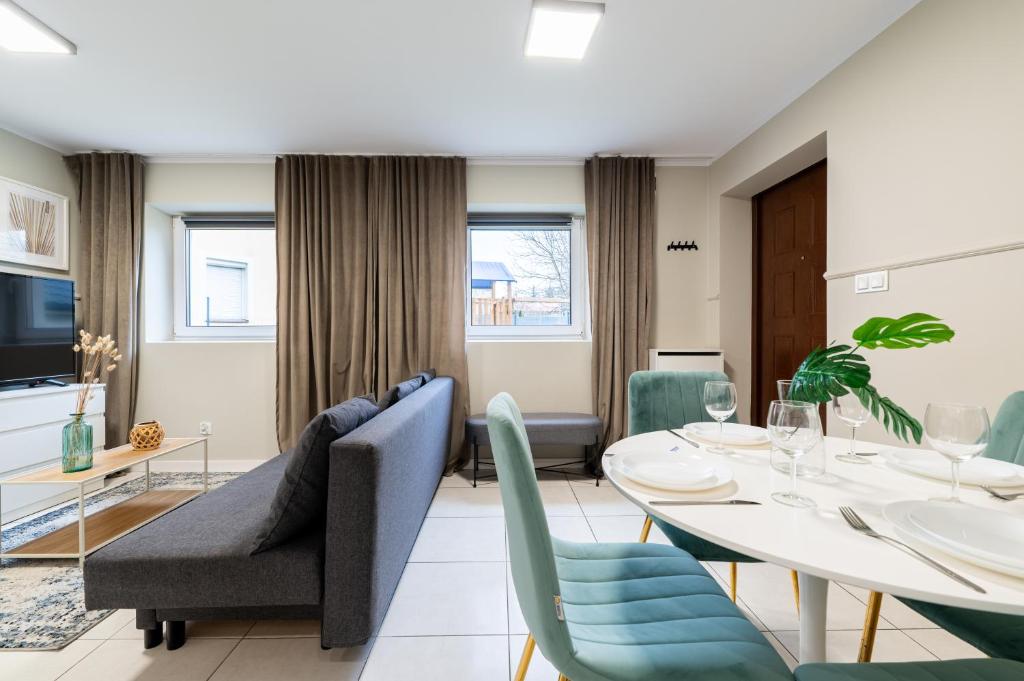 salon ze stołem i krzesłami w obiekcie 7apartments przy Termach Cieplickich w Jeleniej Górze