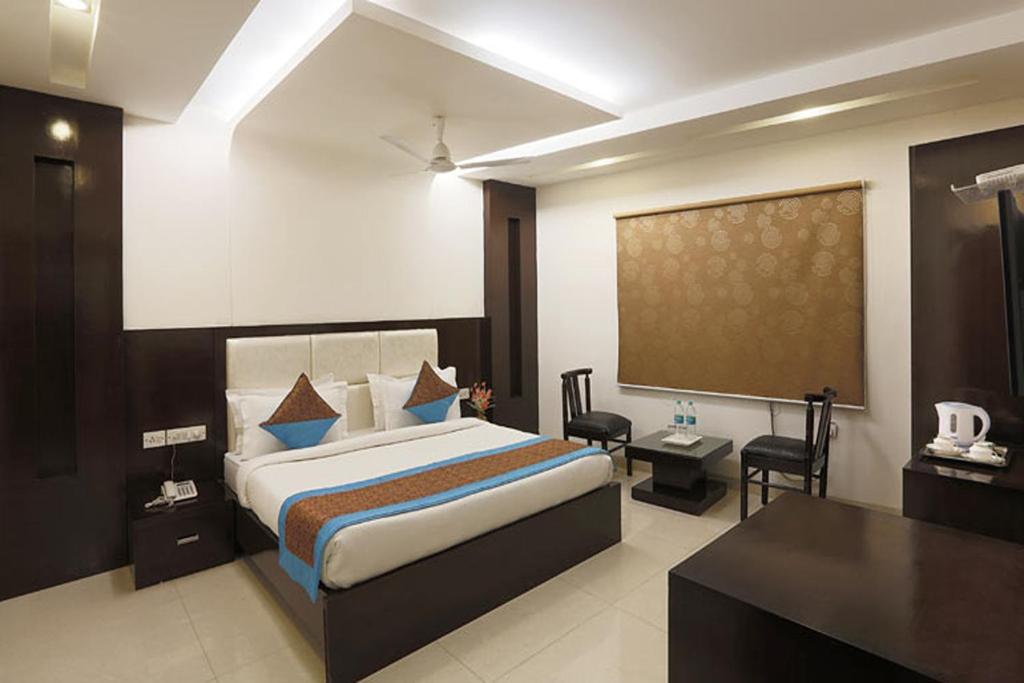Postel nebo postele na pokoji v ubytování Arch Anand Lok Inn Mahipalpur, IGI Delhi Airport