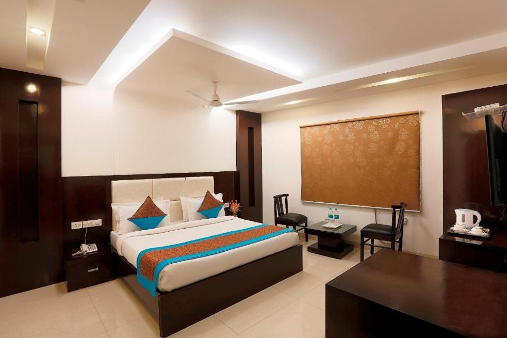 Postel nebo postele na pokoji v ubytování Arch Anand Lok Inn Mahipalpur, IGI Delhi Airport