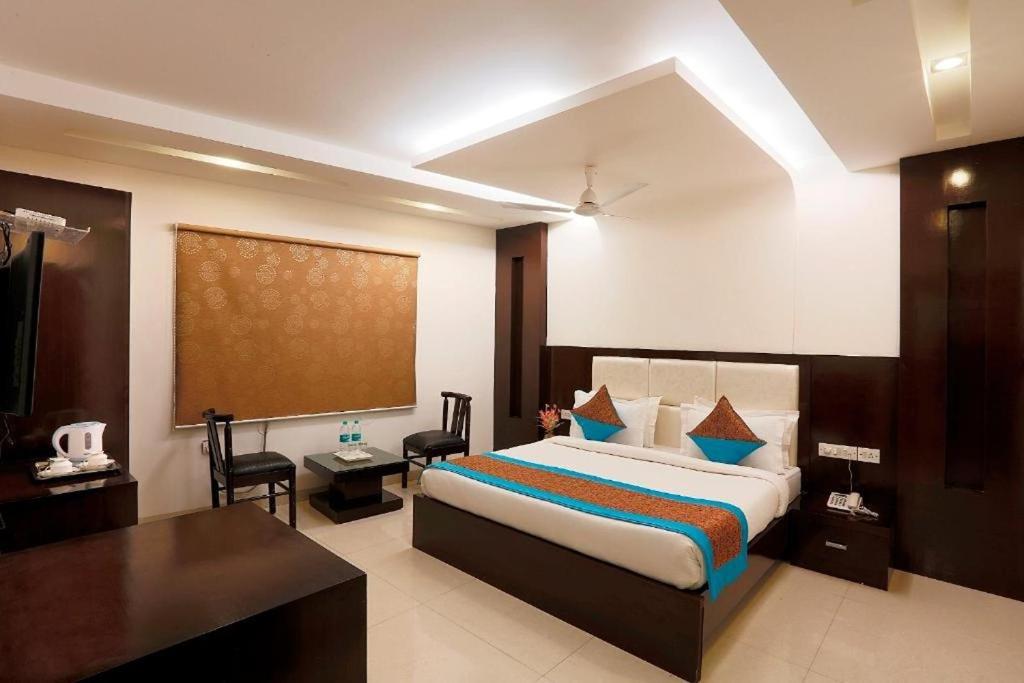 Postel nebo postele na pokoji v ubytování Arch Anand Lok Inn Mahipalpur, IGI Delhi Airport