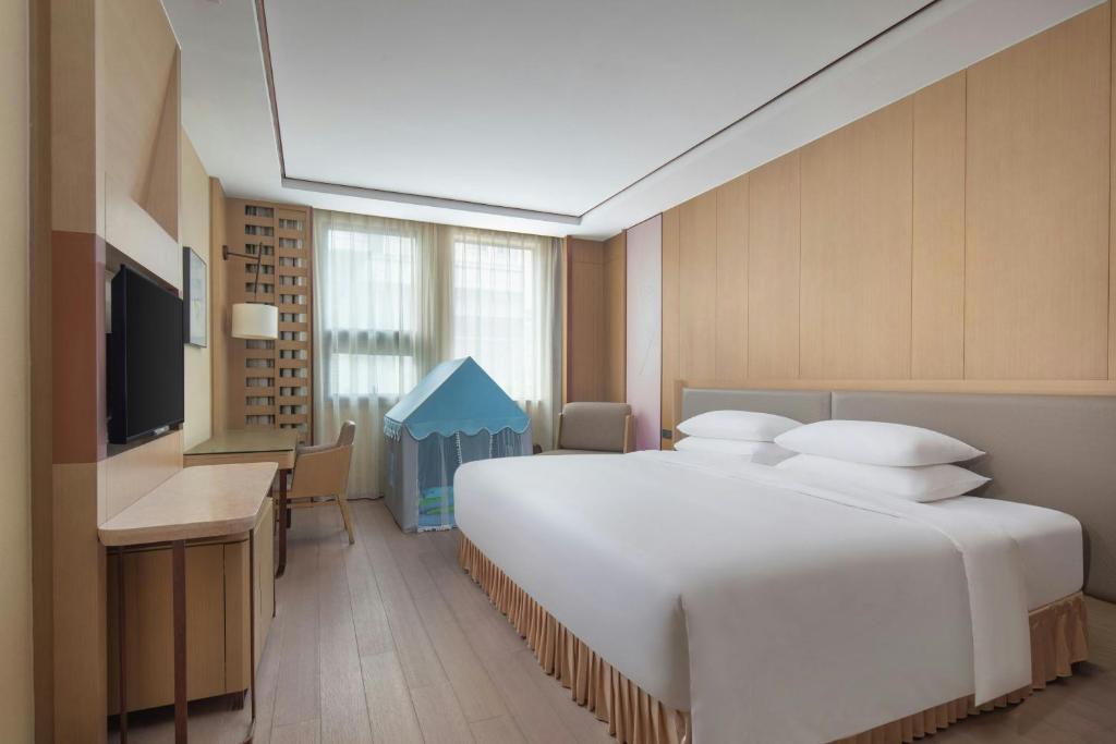 Postel nebo postele na pokoji v ubytování Courtyard by Marriott Shanghai International Tourism and Resorts Zone