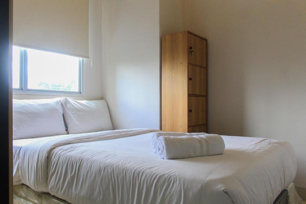 Katil atau katil-katil dalam bilik di Comfy and Best View 2BR at Serpong Greenview Apartment By Travelio