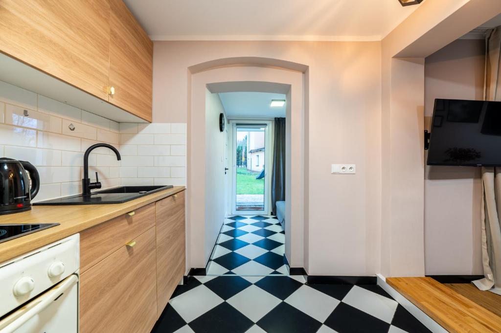Kuchnia lub aneks kuchenny w obiekcie 7apartments przy Termach Cieplickich