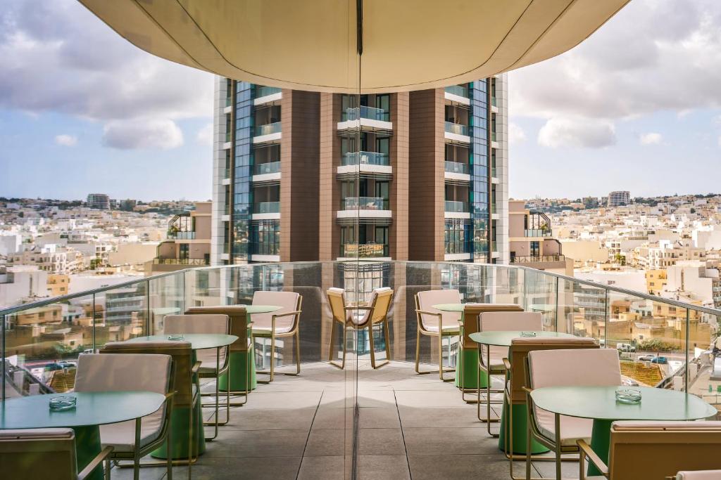 Balkón nebo terasa v ubytování ME Malta by Meliá