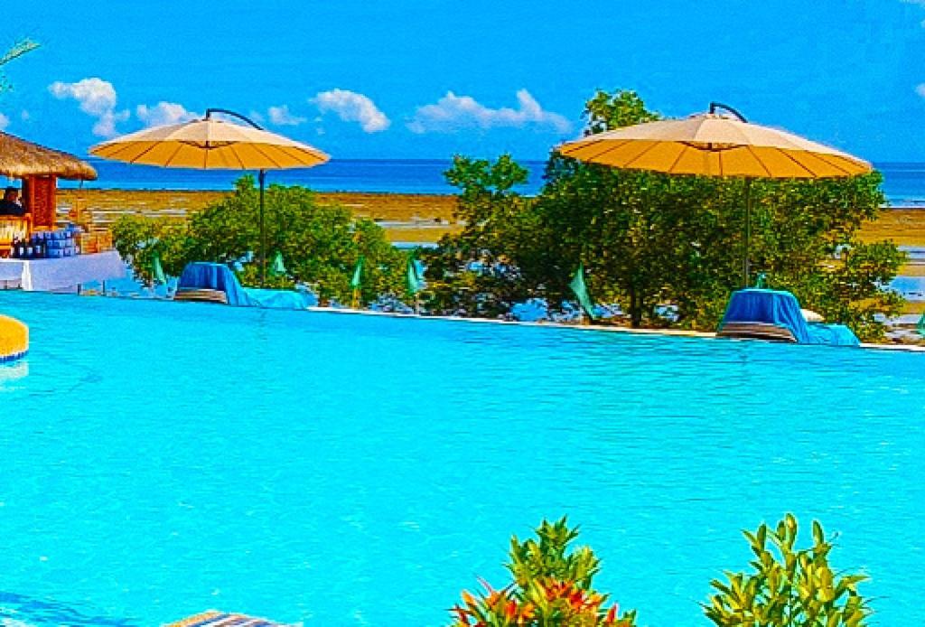 Bazén v ubytování RedDoorz at PWL Exclusive Resort Cebu nebo v jeho okolí