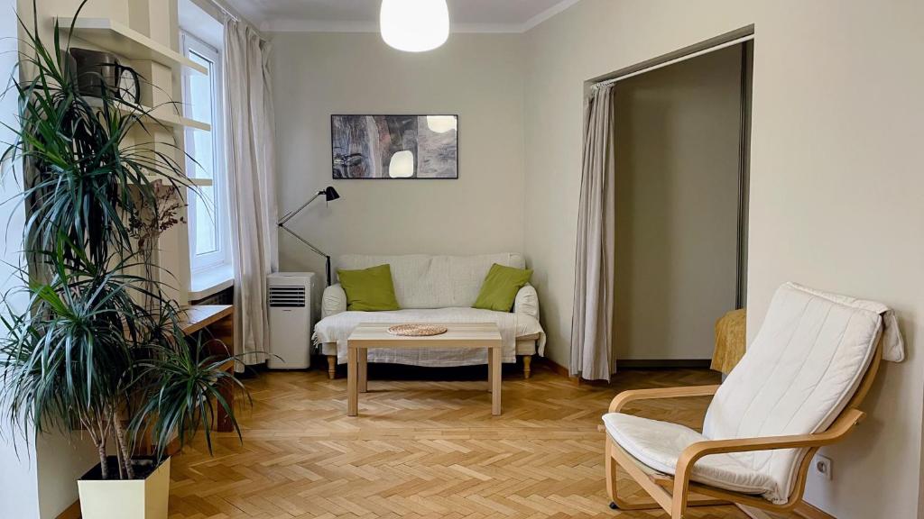 Posedenie v ubytovaní Elegant Apartment - City Center, near Old Town