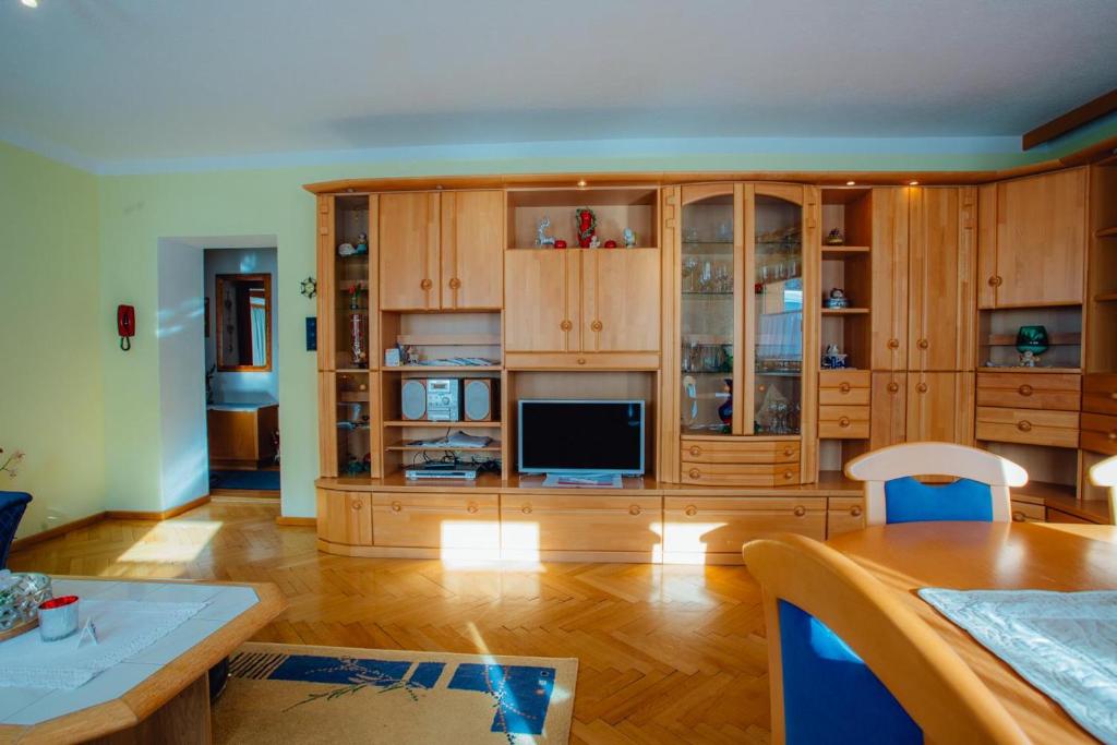 A kitchen or kitchenette at Appartement ERIKA by MoniCare (Haus Claudia)