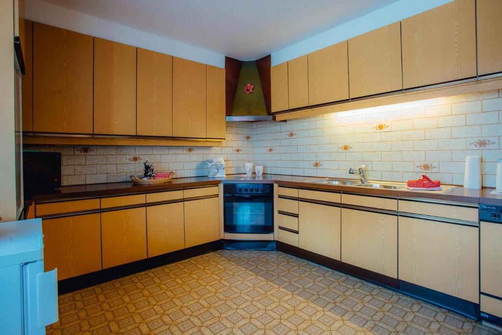 A kitchen or kitchenette at Appartement ERIKA by MoniCare (Haus Claudia)