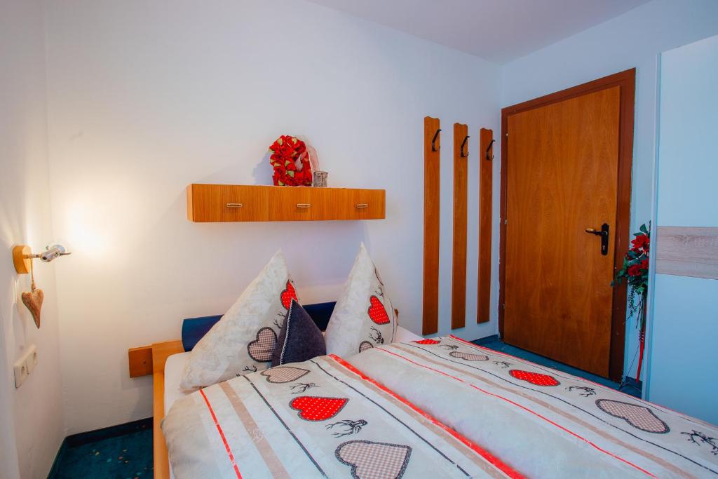 A bed or beds in a room at Appartement ERIKA by MoniCare (Haus Claudia)
