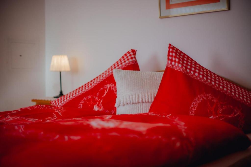 A bed or beds in a room at Appartement ERIKA by MoniCare (Haus Claudia)