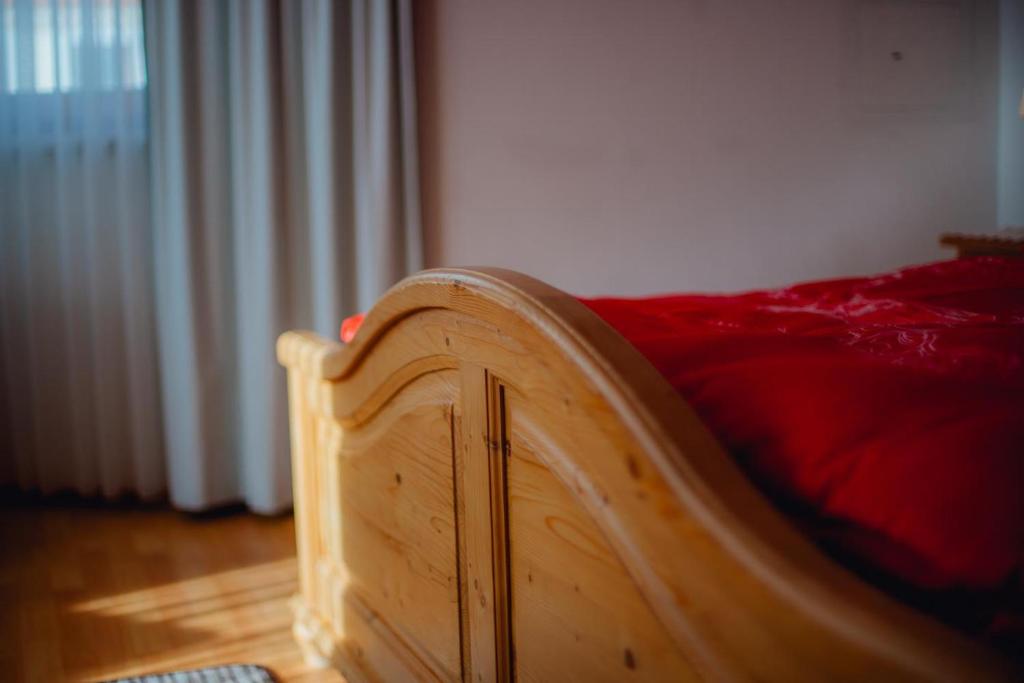 A bed or beds in a room at Appartement ERIKA by MoniCare (Haus Claudia)
