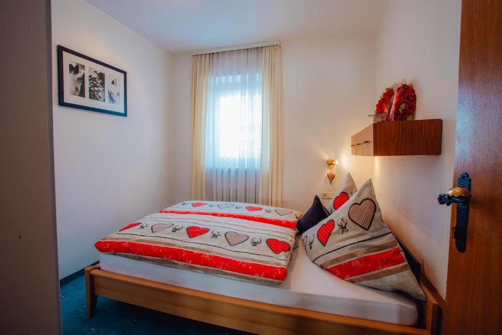 A bed or beds in a room at Appartement ERIKA by MoniCare (Haus Claudia)
