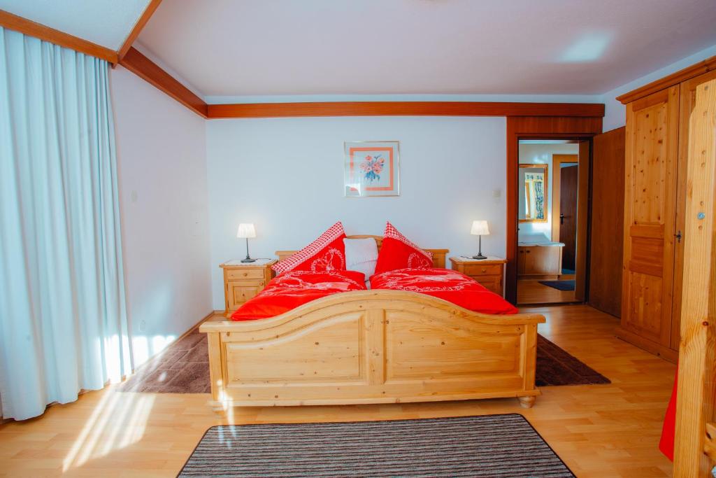 A bed or beds in a room at Appartement ERIKA by MoniCare (Haus Claudia)