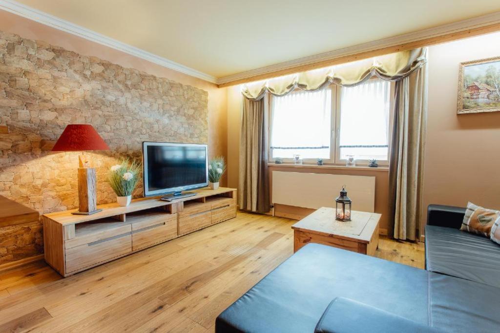 A television and/or entertainment centre at Appartement MONTY by MoniCare (Alpenresidenz Tirolia)