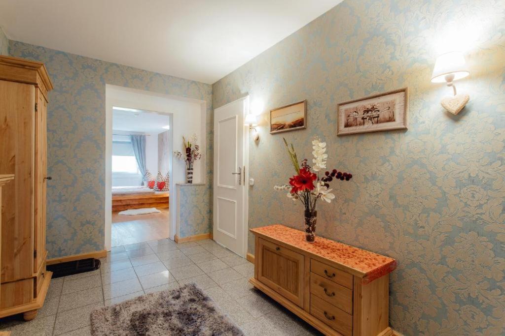 A bed or beds in a room at Appartement MONTY by MoniCare (Alpenresidenz Tirolia)