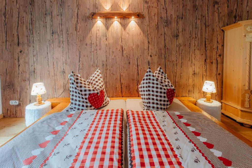 A bed or beds in a room at Appartement MONTY by MoniCare (Alpenresidenz Tirolia)