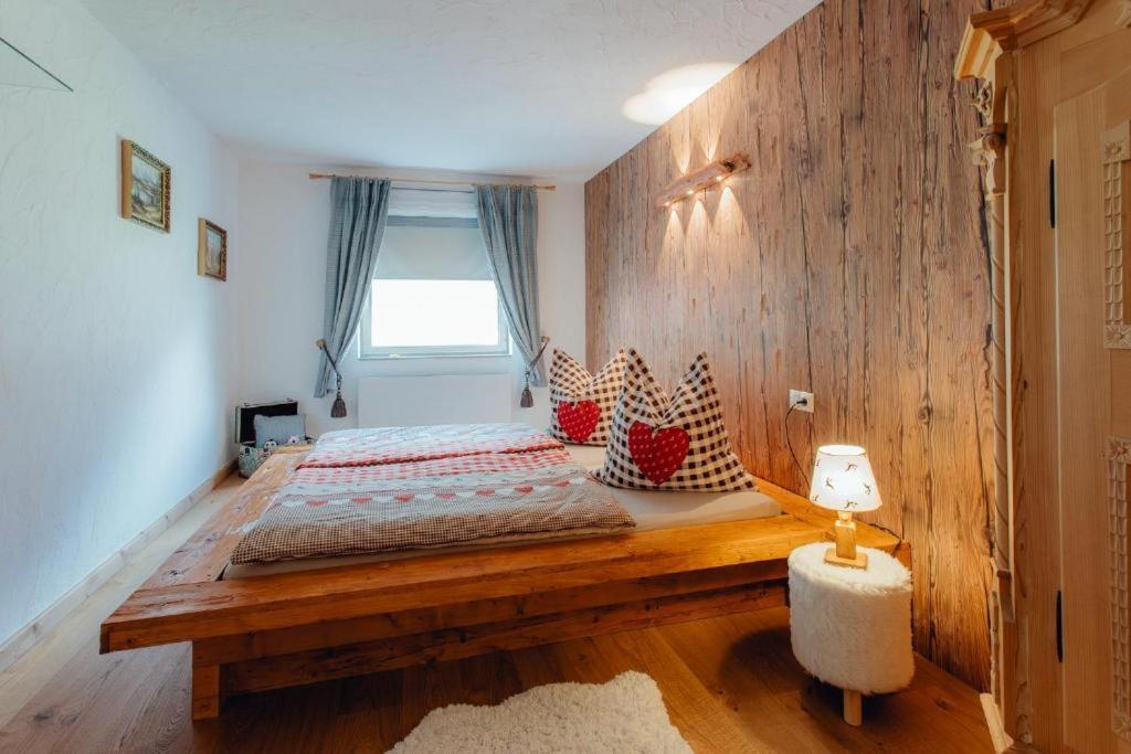 A bed or beds in a room at Appartement MONTY by MoniCare (Alpenresidenz Tirolia)