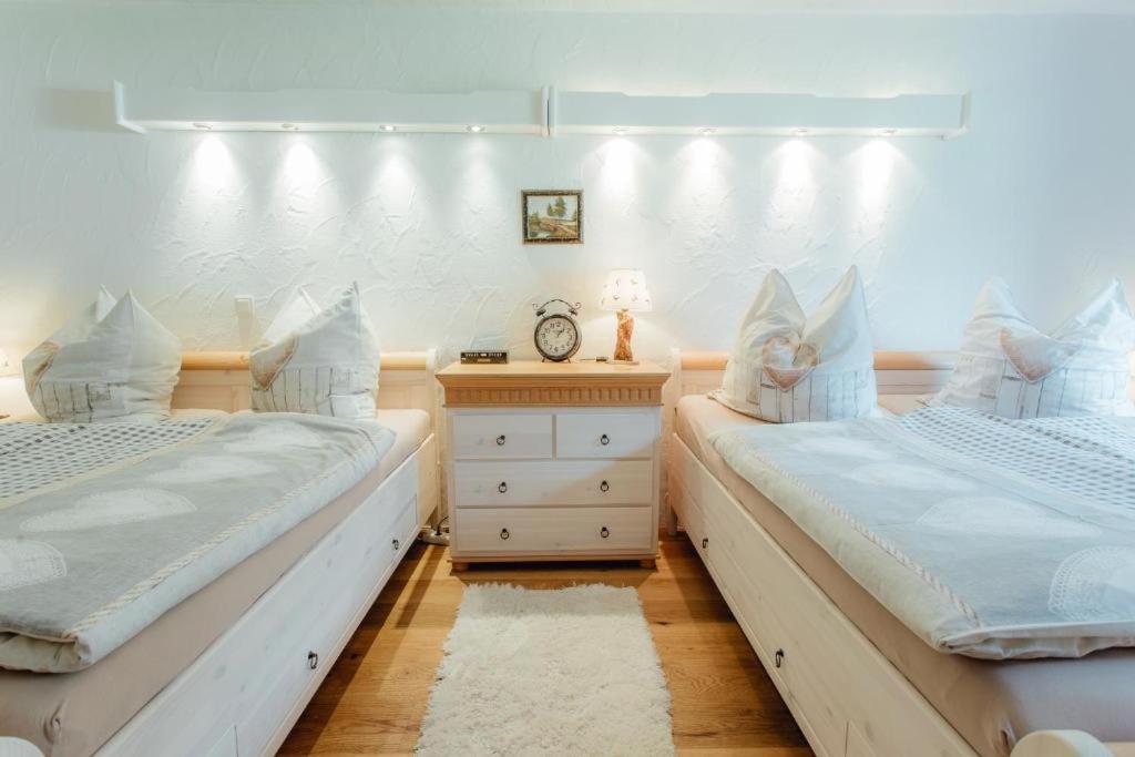A bed or beds in a room at Appartement MONTY by MoniCare (Alpenresidenz Tirolia)