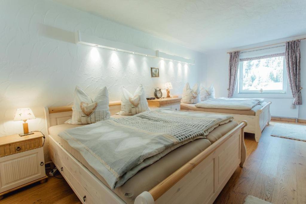 A bed or beds in a room at Appartement MONTY by MoniCare (Alpenresidenz Tirolia)