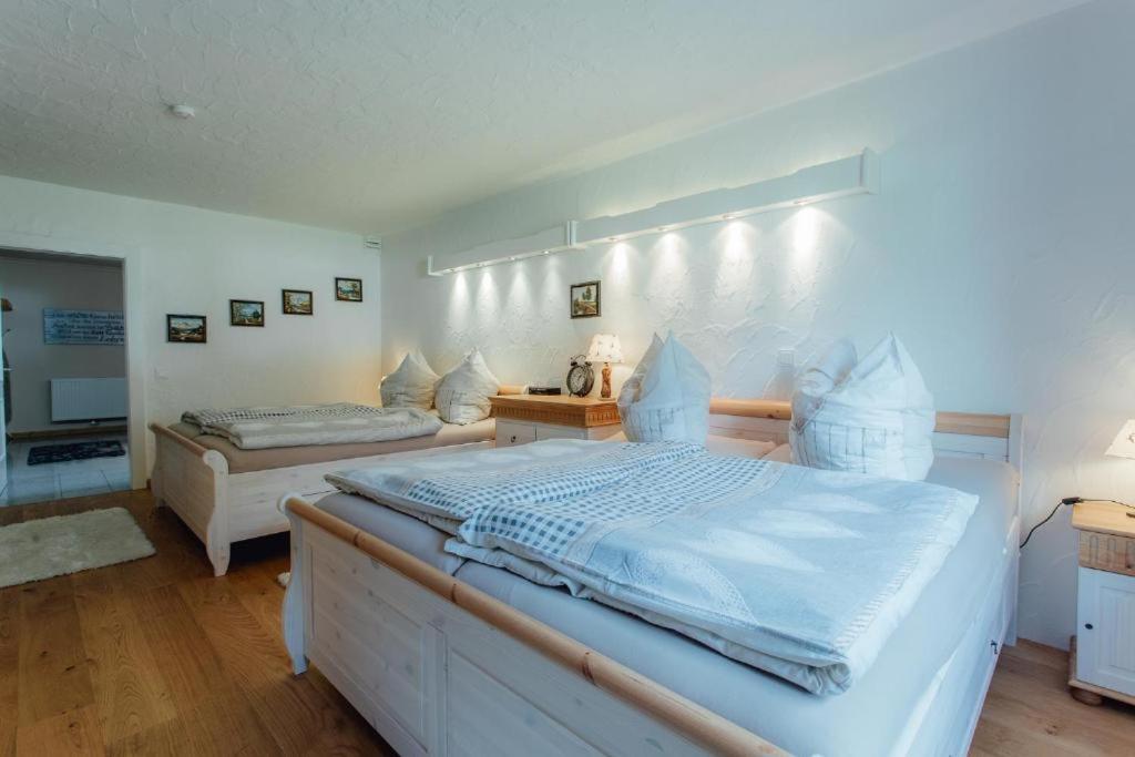A bed or beds in a room at Appartement MONTY by MoniCare (Alpenresidenz Tirolia)
