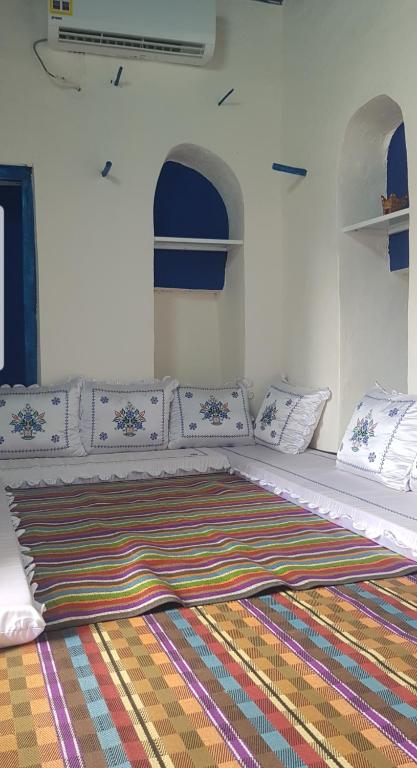 Postel nebo postele na pokoji v ubytování Tiwi Santorini