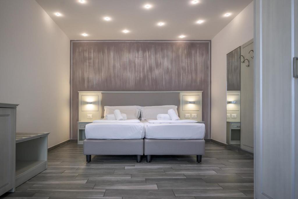 Posteľ alebo postele v izbe v ubytovaní Hotel Villa Paradiso Suite