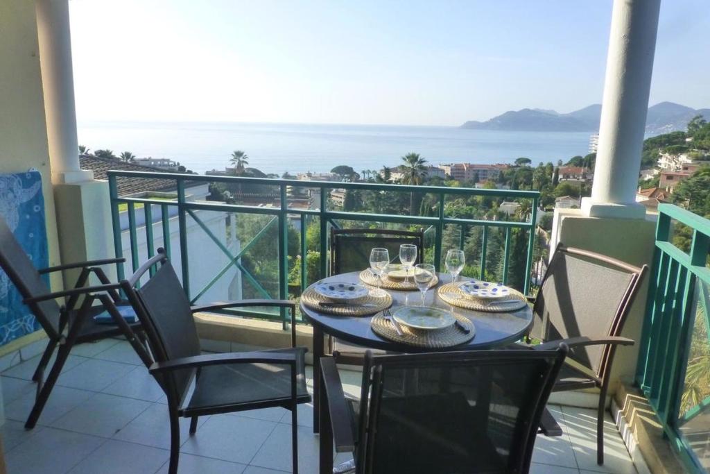 - une table sur un balcon avec vue sur l'océan dans l'établissement Sea views and beautiful pool, à Cannes