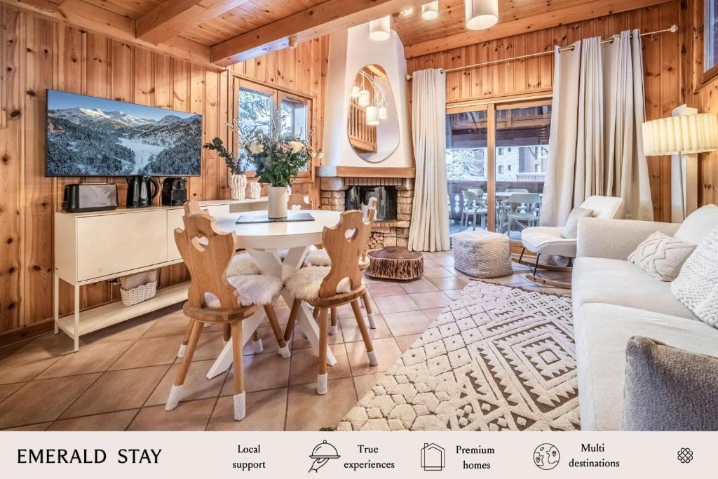 un salon avec une table et des chaises dans l'établissement Apartment Kozi, Méribel - by EMERALD STAY, à Les Allues