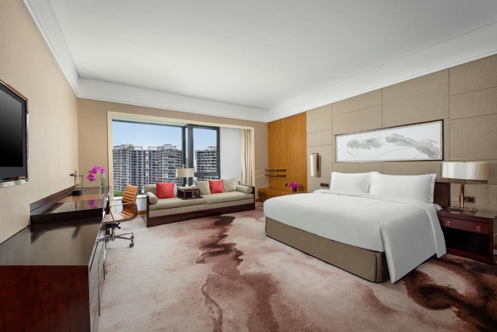 Postel nebo postele na pokoji v ubytování Crowne Plaza Huangshan Yucheng by IHG