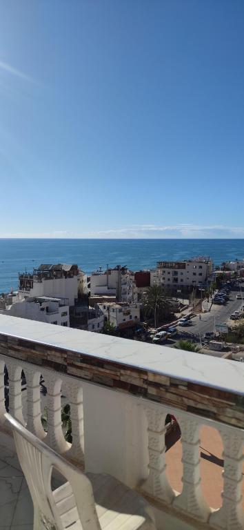 een balkon met uitzicht op de stad en de oceaan bij Taghazoute surf home in Taghazout