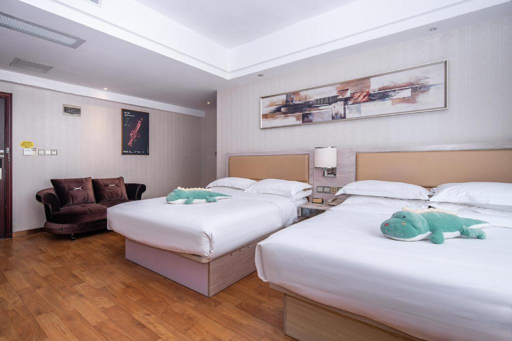 Postel nebo postele na pokoji v ubytování Junyue Airport Hotel -Free Shuttle Bus Guangzhou Baiyun airport& C-harge shuttle bus for the Canton fair from April 15-May 5