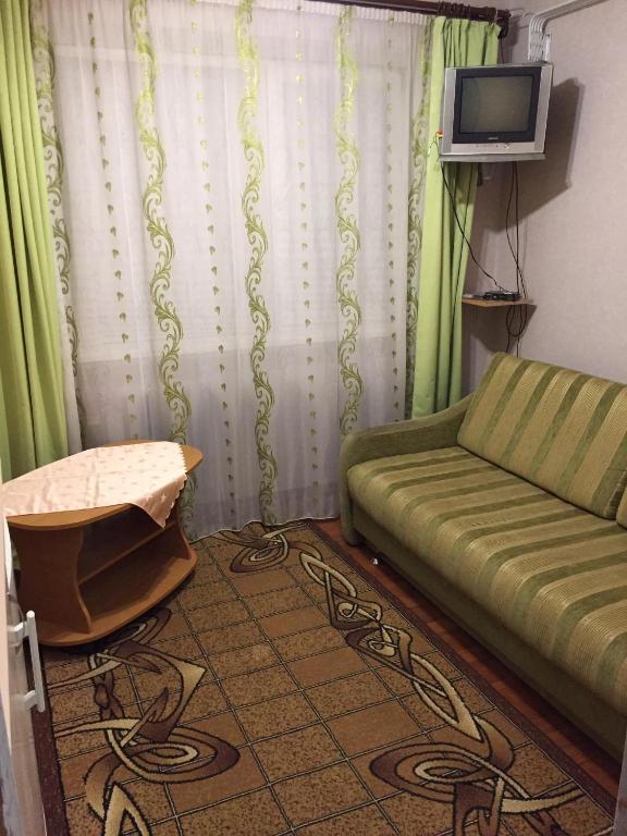 Una sala de estar con un sofá y un televisor. en Мини-Квартира SMART-2 Mc-Donald's Іванни Блажкевич-2, en Ternopilʼ