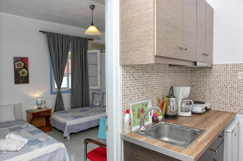 Łóżko lub łóżka w pokoju w obiekcie Anastasia Studios & Apartments