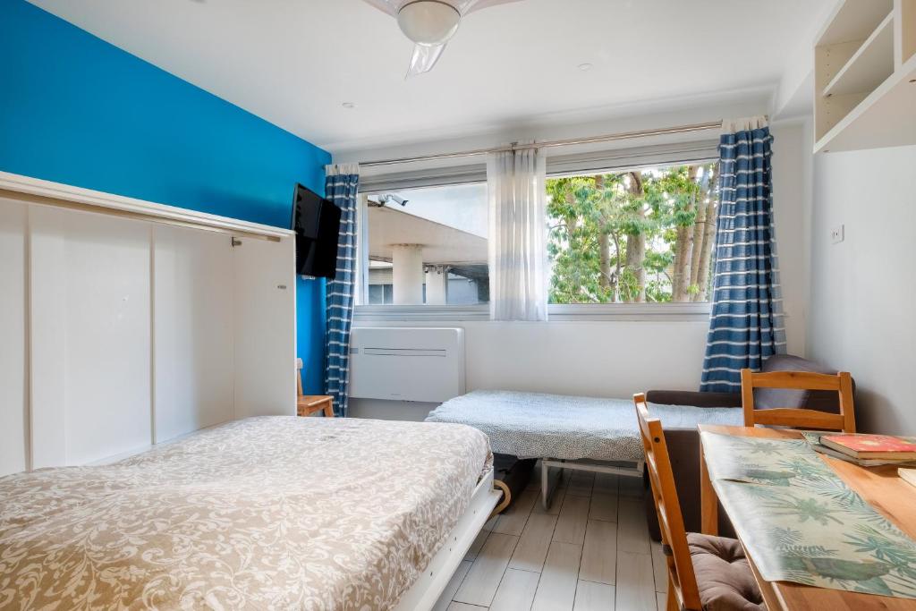 une chambre avec un lit, une table et une fenêtre dans l'établissement Enjoy French Riviera - Fame Marina, à Villeneuve-Loubet