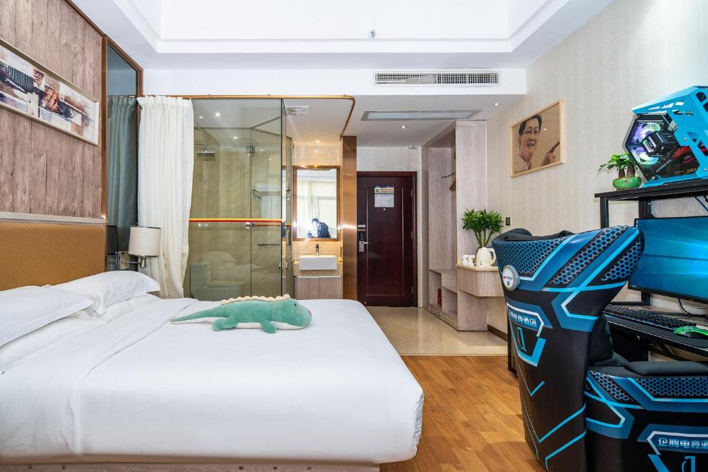 Postel nebo postele na pokoji v ubytování Junyue Airport Hotel -Free Shuttle Bus Guangzhou Baiyun airport& C-harge shuttle bus for the Canton fair from April 15-May 5