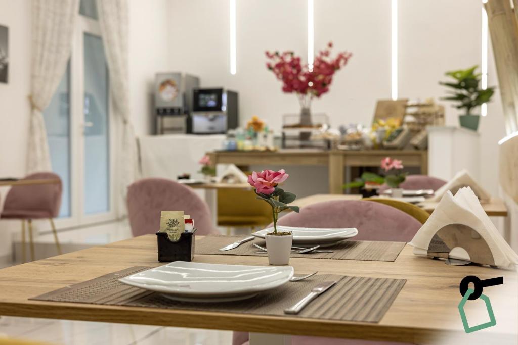 HOTIDAY Room Collection - Napoli Duomo - Resim 20