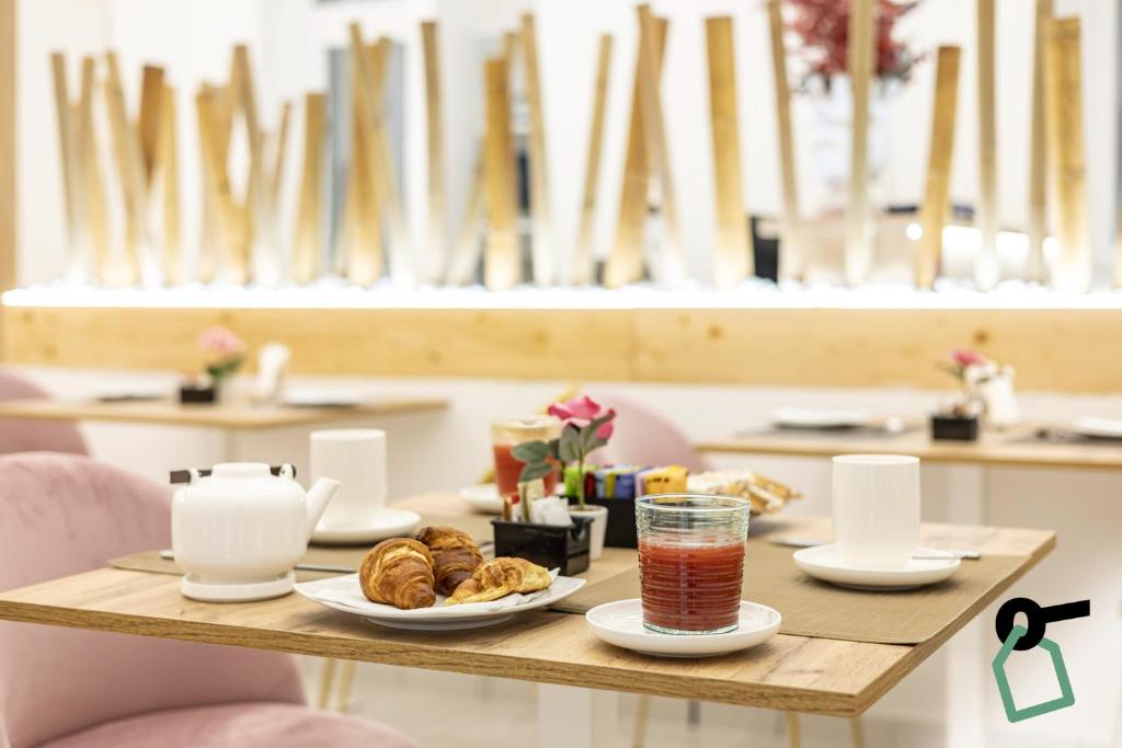 HOTIDAY Room Collection - Napoli Duomo - Resim 15