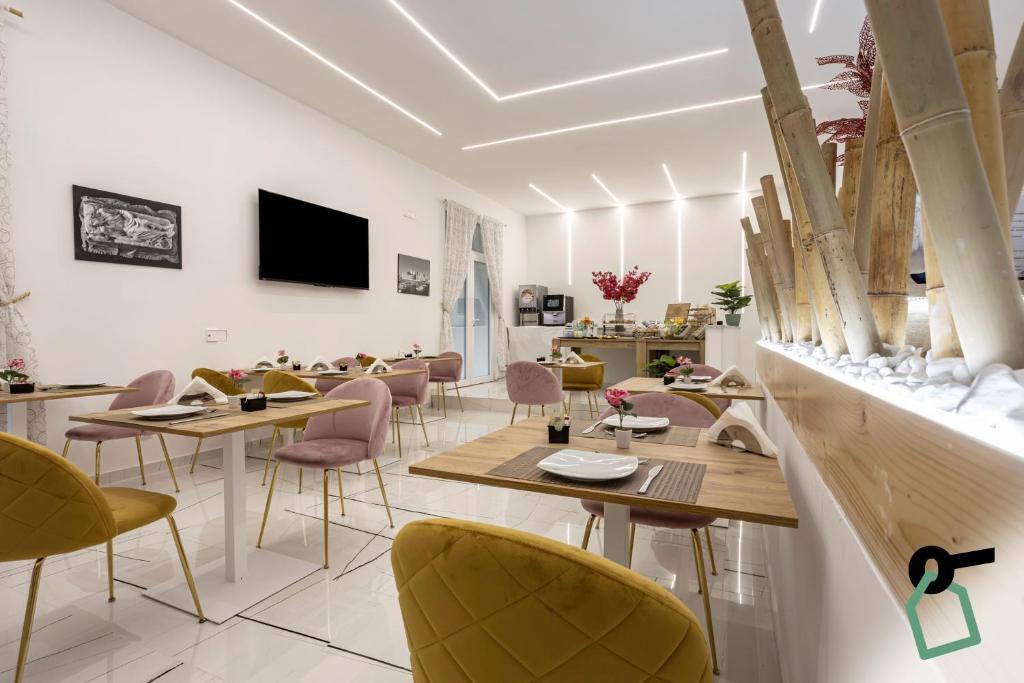 HOTIDAY Room Collection - Napoli Duomo - Resim 28