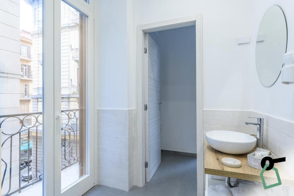 HOTIDAY Room Collection - Napoli Duomo - Resim 37