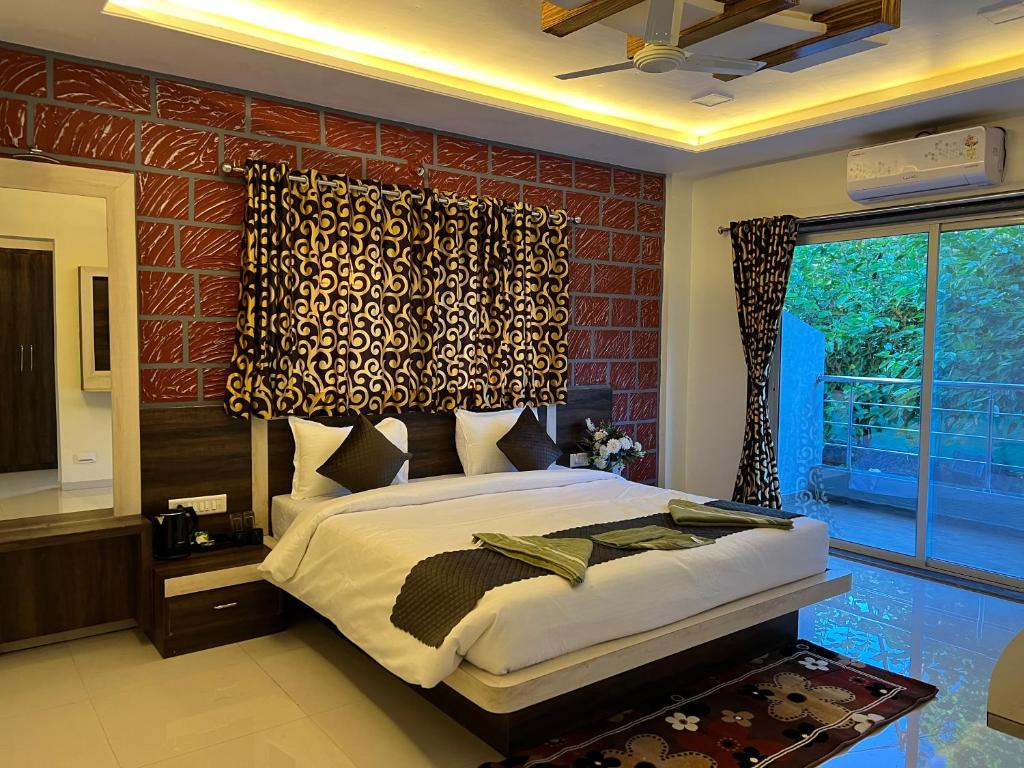 Postel nebo postele na pokoji v ubytování Hotel Shriyan Mahabaleshwar