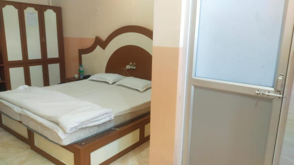 Postel nebo postele na pokoji v ubytování Hotel Dilip