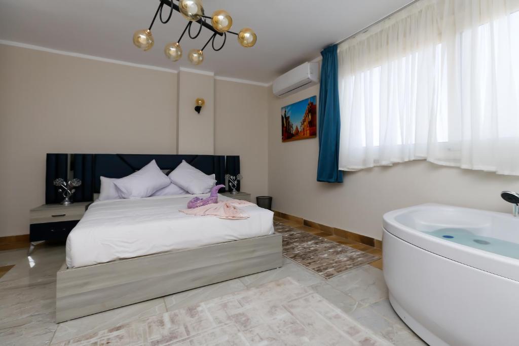 Postel nebo postele na pokoji v ubytování SunRise Jacuzzi & Pyramids view