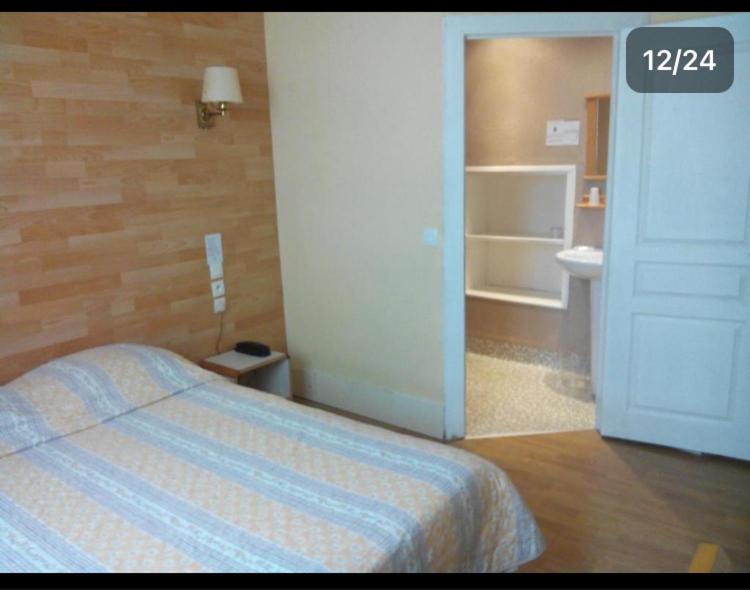 Postel nebo postele na pokoji v ubytování Hôtel Lamartine - Parking Dauphine
