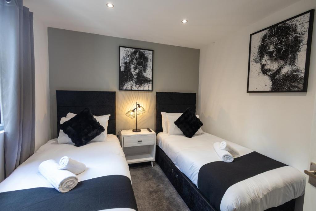 2 Betten in einem kleinen Zimmer mit 2 in der Unterkunft Charming Cottage Near Fields and Harry Potter Studios in Garston