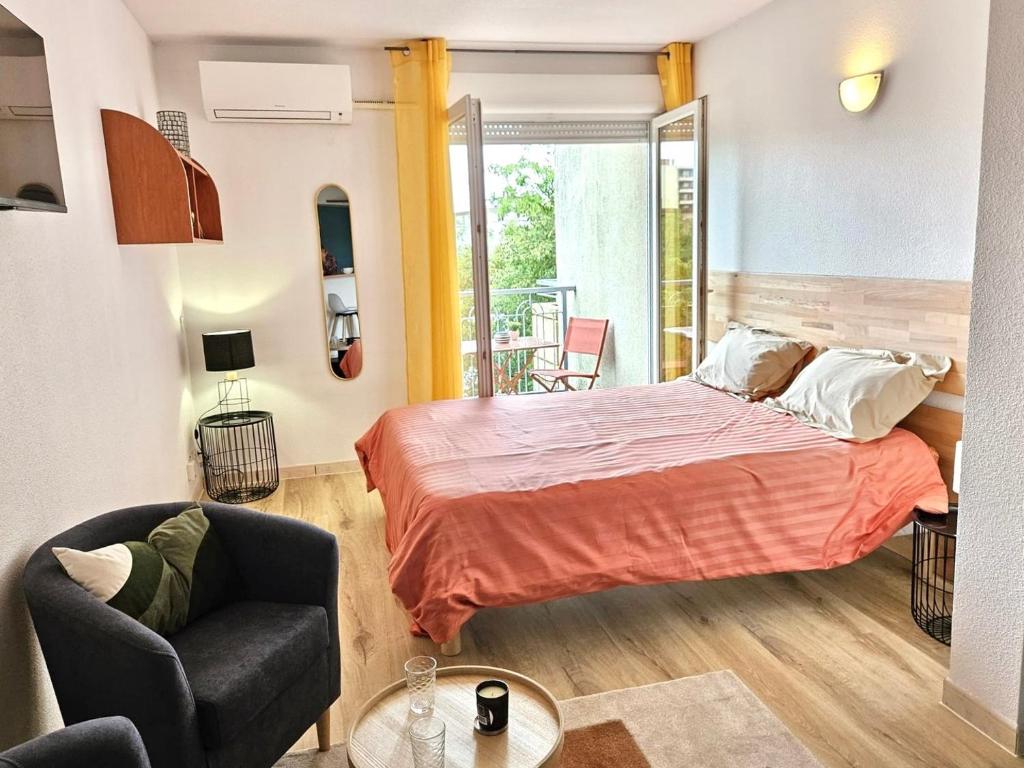 une chambre avec un lit, un canapé et une chaise dans l'établissement T1 - 160 bed - city center, à Toulouse