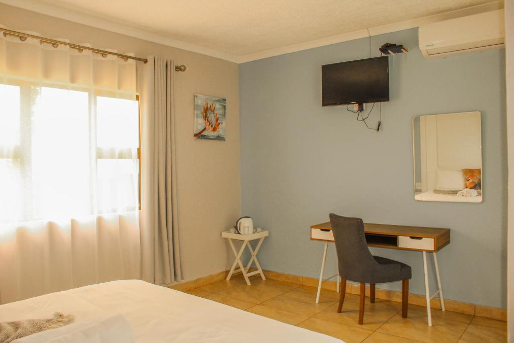 TV a/nebo společenská místnost v ubytování Imvomvo Country Lodge