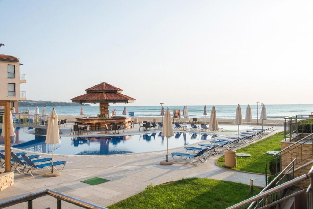 Bazén v ubytování Stunning apartment with magnificent sea view, B321 nebo v jeho okolí