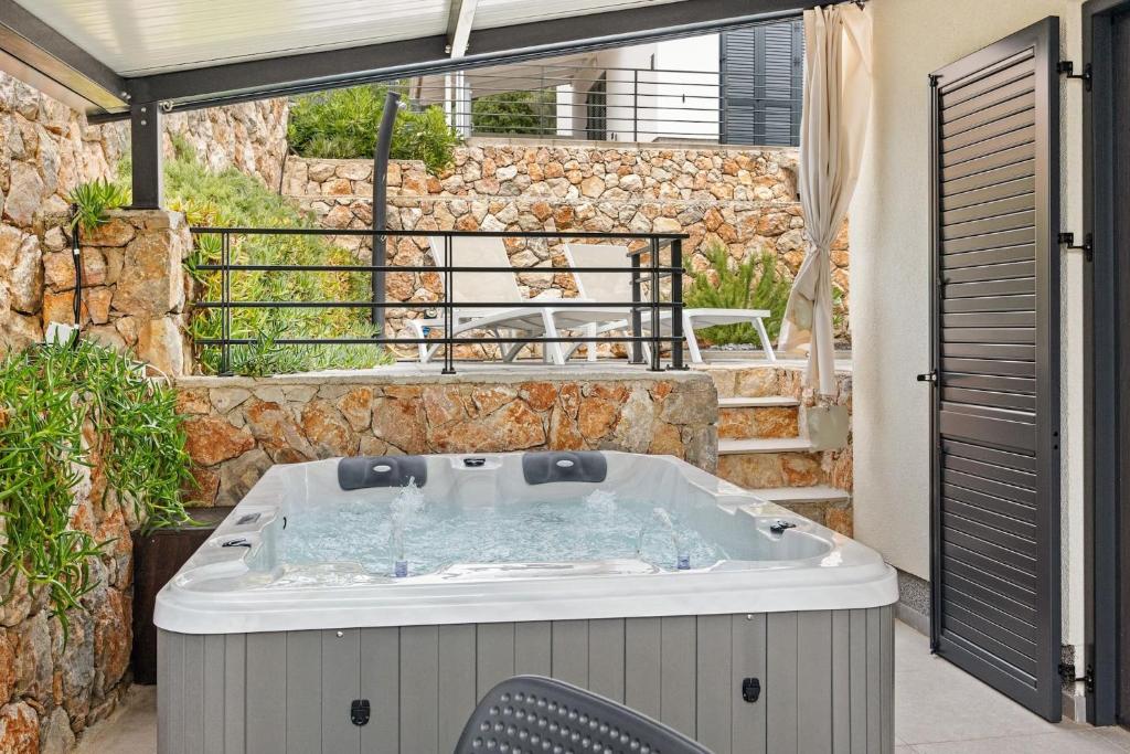 Fotografie z fotogalerie ubytování Crepsa Paradise with Jacuzzi - Couple Getaway v destinaci Cres