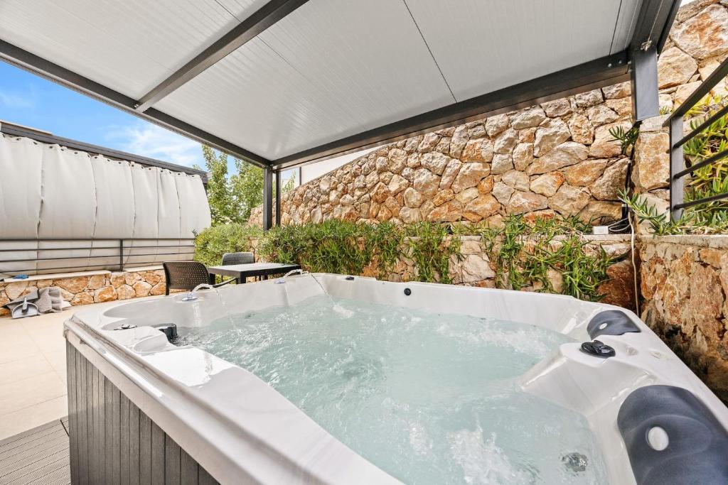 Fotografie z fotogalerie ubytování Crepsa Paradise with Jacuzzi - Couple Getaway v destinaci Cres